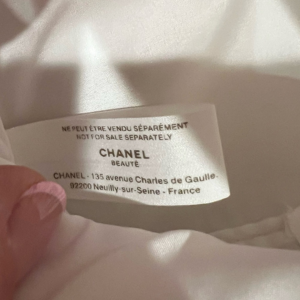 NEW! Luxury Makeup Bag — Gorgeous in cream and gold. - Picture 11 of 13